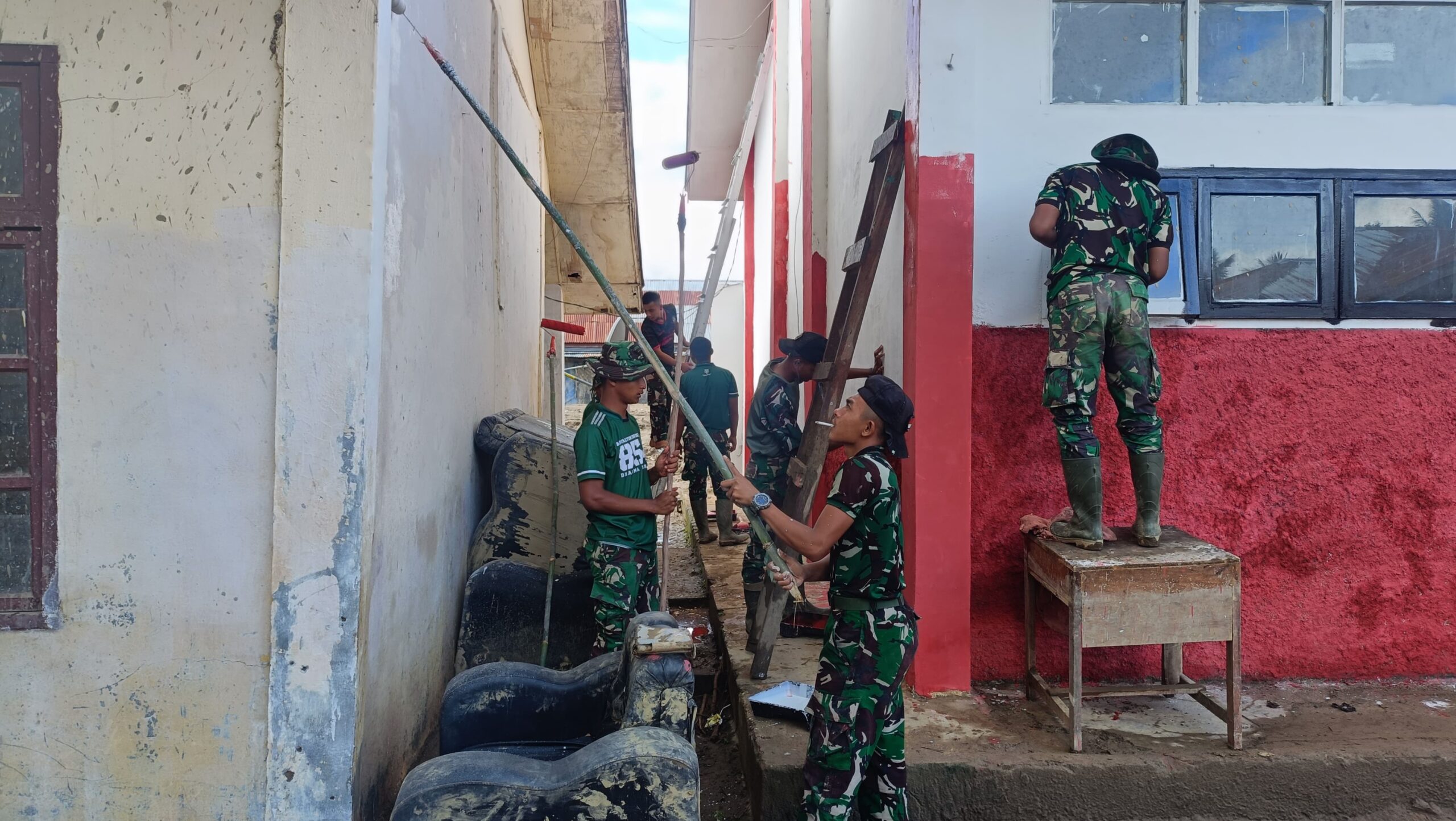 Satgas TNI Lakukan Rehabilitasi SMPN 26 Takengon Pasca Longsor dan Banjir Bandang di Linge