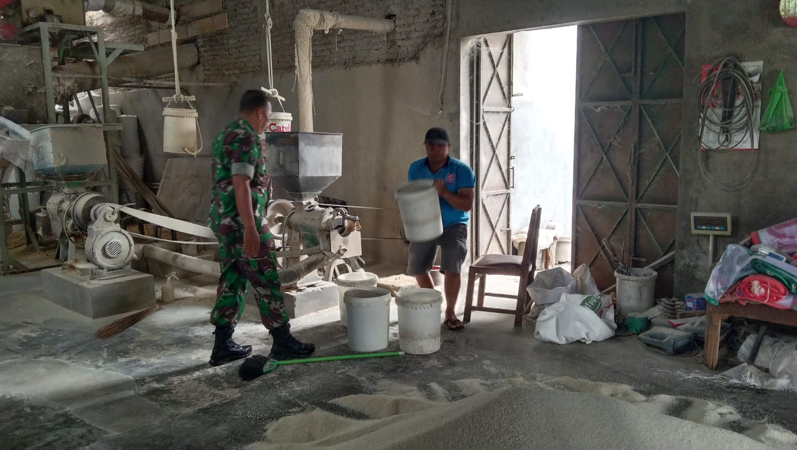 Babinsa Teras Sambangi Penggilingan Padi, Perkuat Sinergi Demi Ketahanan Pangan Desa