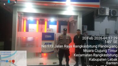 Personil Polsek Rangkasbitung Polres Lebak Patroli Ke Unit Bank BRI Leuwiranji Cek Mesin ATM