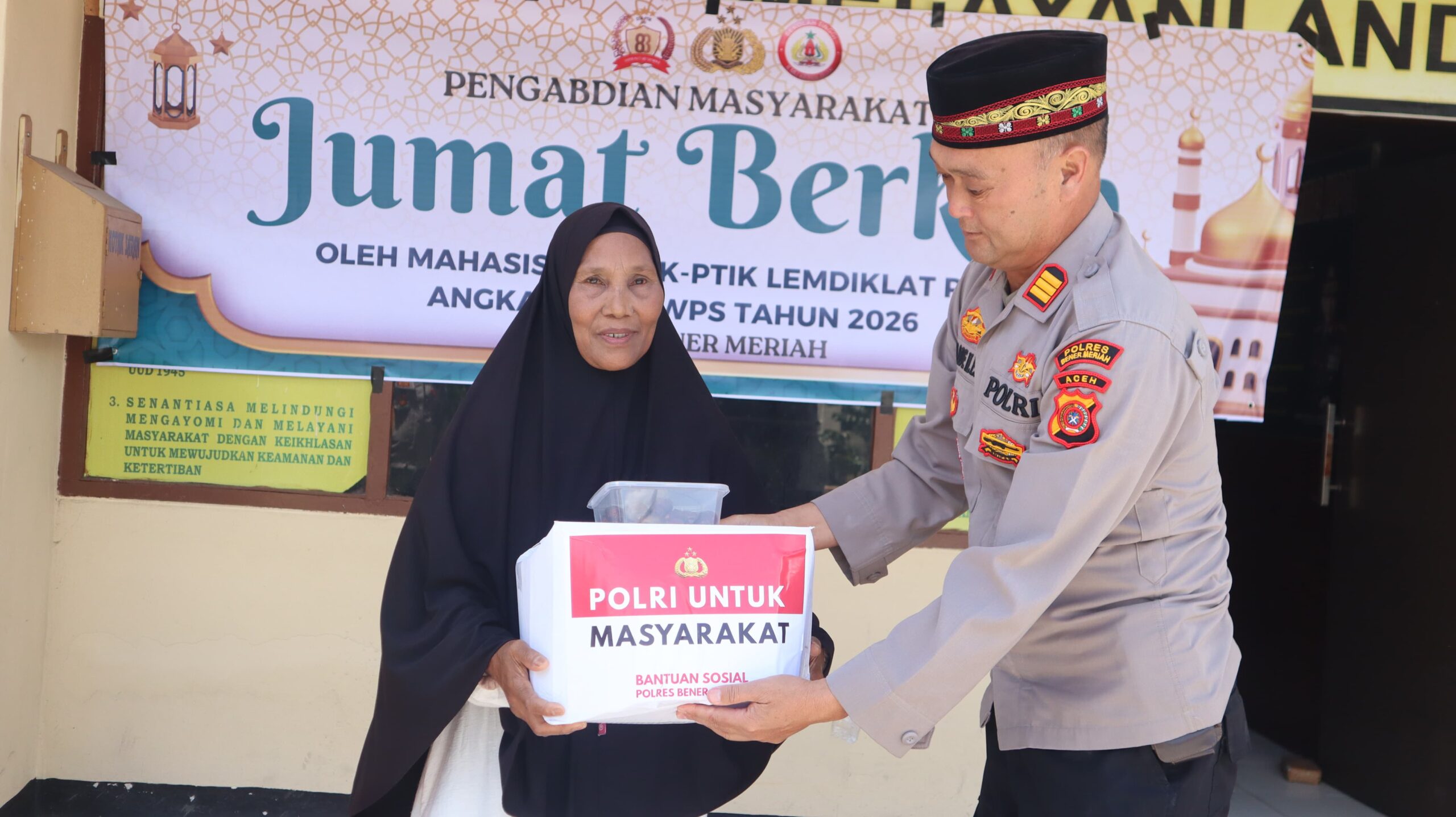 Jumat Berkah, Kapolres Bener Meriah Beserta Mahasiswa STIK-PTIK Angkatan 83 Salurkan Bansos Kapolri untuk Warga Fakir Miskin di Kecamatan Bukit