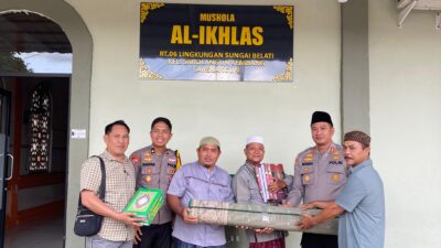 Kapolres Sarolangun Serahkan Bantuan Karpet dan Al-Qur’an untuk Mushola Al-Ikhlas