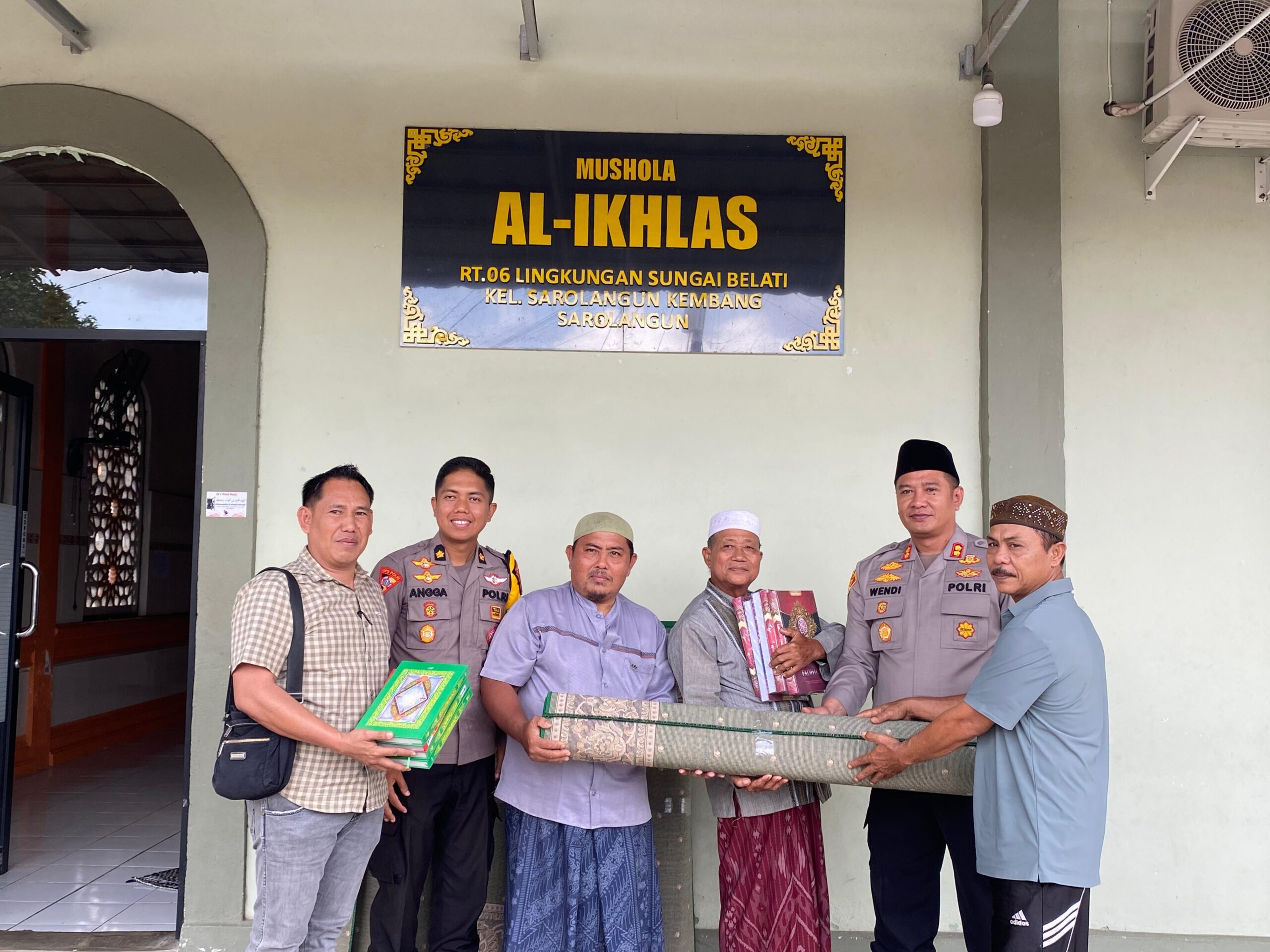 Kapolres Sarolangun Serahkan Bantuan Karpet dan Al-Qur’an untuk Mushola Al-Ikhlas