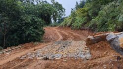 Proyek Perkerasan Jalan Sigobang Menuju Huntara Korban Bencana 2020: Transfaran Dipertanyakan, Risiko Mangkrak Mengancam