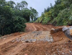 Proyek Perkerasan Jalan Sigobang Menuju Huntara Korban Bencana 2020: Transfaran Dipertanyakan, Risiko Mangkrak Mengancam