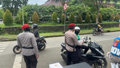 Satreskrim Polresta Tangerang Bagikan Takjil di Tigaraksa, Wujud Hadirnya Polisi di Tengah Masyarakat