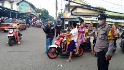 Bhabinkamtibmas Polsek Ciwandan Atur Lalu-Lintas Pada Jam Ngabuburit Buka Puasa