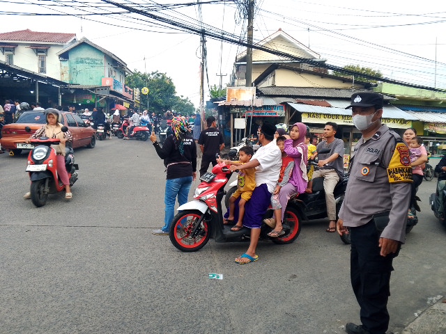 Bhabinkamtibmas Polsek Ciwandan Atur Lalu-Lintas Pada Jam Ngabuburit Buka Puasa