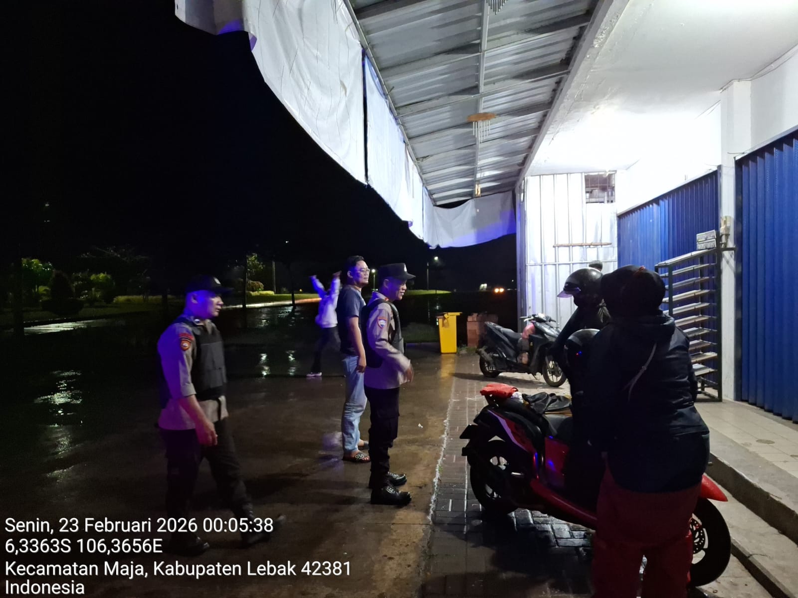 Antisipasi Gangguan Kamtibmas Anggota Polsek Maja Polres Lebak Laksanakan Patroli Dialogis Malam Hari Bersama Warga