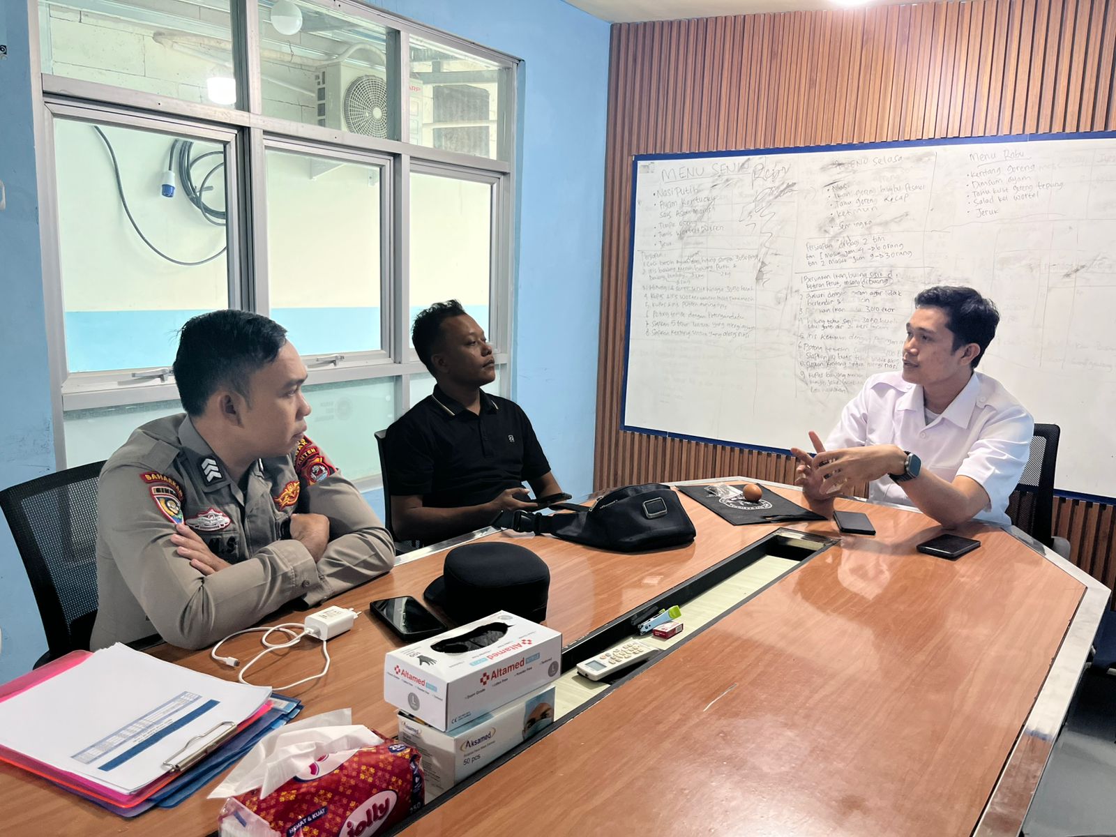 Bhabinkamtibmas Polsek Rangkasbitung Polres Lebak Sambangi Kepala SPPG Sampaikan Pesan Kamtibmas