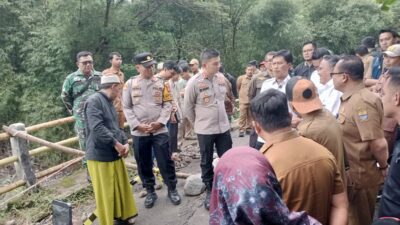 Babinsa Argasunya Monitoring Kunjungan Wali Kota Cirebon Tinjau Jalan Longsor di Lebakngok