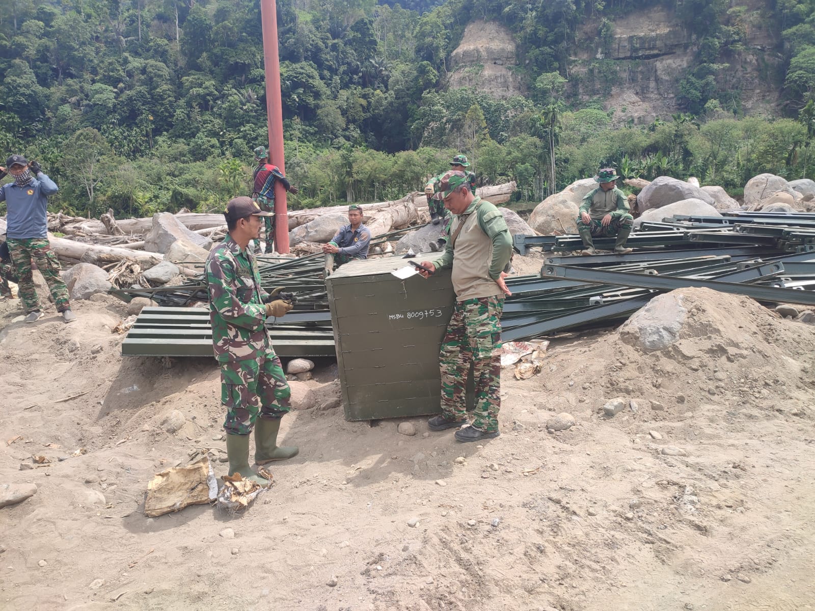 Personel Satgas Gulbencal Lakukan Pengecekan Material Jembatan Bailey D Dusun Ayun