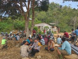 Bhabinkamtibmas Polres Aceh Tengah Bersama Warga Gotong Royong Pasang Saluran Air Bersih Pascabencana