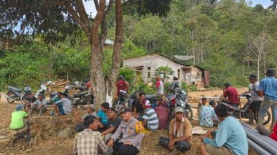 Bhabinkamtibmas Polres Aceh Tengah Bersama Warga Gotong Royong Pasang Saluran Air Bersih Pascabencana