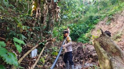 Polres Aceh Tengah dan BKO Brimob Gotong Royong Pulihkan Saluran Air Bersih Pascabencana di Atu Singkih