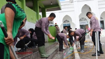 Mahasiswa STIK-PTIK Angkatan 83 Gelar Bakti Sosial, Bersihkan Masjid Al Muttaqin di Bale Atu