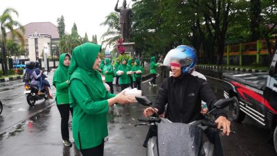 Hangatkan Ramadhan, Eratkan Silaturahmi, Dandim Boyolali Turun ke Jalan Bagikan Ratusan Paket Takjil