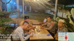 Kapolsek Cipanas dan Anggota Cek Pos Kamling di Kp.Hamberanh Ds.Luhurjaya Kecamatan Cipanas Kabupaten Lebak