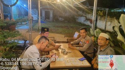 Kapolsek Cipanas dan Anggota Cek Pos Kamling di Kp.Hamberanh Ds.Luhurjaya Kecamatan Cipanas Kabupaten Lebak