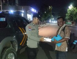 Anggota Polsek Rangkasbitung Polres Lebak Giat Patroli Mobile Sekaligus Bagikan Nasi Kotak Menjelang Sahur