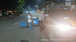 Rutin Jelang Sahur Anggota Piket Polsek Rangkasbitung Polres Lebak Bagikan Nasi Kotak kepada Warga di Bulan Ramadhan Rutin Jelang Sahur Anggota Piket Polsek Rangkasbitung Polres Lebak Bagikan Nasi Kotak kepada Warga di Bulan Ramadhan