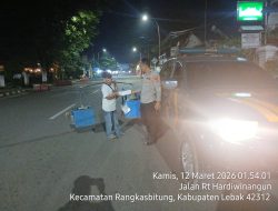 Rutin Jelang Sahur Anggota Piket Polsek Rangkasbitung Polres Lebak Bagikan Nasi Kotak kepada Warga di Bulan Ramadhan