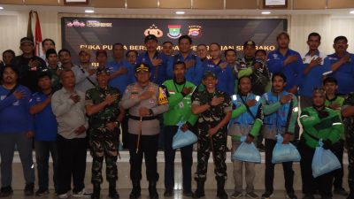 Jalin Kedekatan, Polresta Tangerang Bagikan Sembako untuk Ojol dan Opang