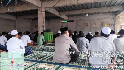 Kapolsek Lebakgedong Polres Lebak Dan Personil Melaksanakan Giat Sholat Jumat Keliling Di Masjid Jami Nurul Huda Kampung Muhara
