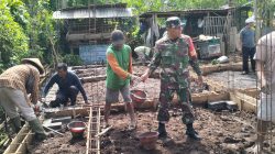Wujud Kemanunggalan TNI-Rakyat, Babinsa Bakung Turun Langsung Bantu Warga