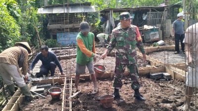 Wujud Kemanunggalan TNI-Rakyat, Babinsa Bakung Turun Langsung Bantu Warga Wujud Kemanunggalan TNI-Rakyat, Babinsa Bakung Turun Langsung Bantu Warga