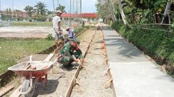 Babinsa 420/08 Tabir Pererat Silaturahmi Lewat Gotong Royong di Desa Pulau Aro