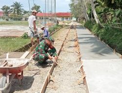 Babinsa 420/08 Tabir Pererat Silaturahmi Lewat Gotong Royong di Desa Pulau Aro