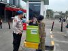 Kanit Provos Polsek Rangkasbitung Polres Lebak Giat Pasang Pamplet Sosialisasi QR Barcode Yandu Propam Mabes Polri