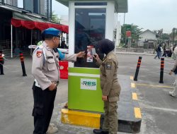Kanit Provos Polsek Rangkasbitung Polres Lebak Giat Pasang Pamplet Sosialisasi QR Barcode Yandu Propam Mabes Polri