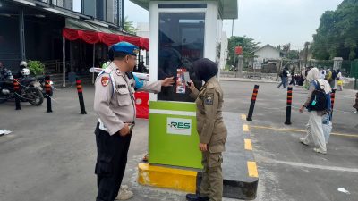 Kanit Provos Polsek Rangkasbitung Polres Lebak Giat Pasang Pamplet Sosialisasi QR Barcode Yandu Propam Mabes Polri