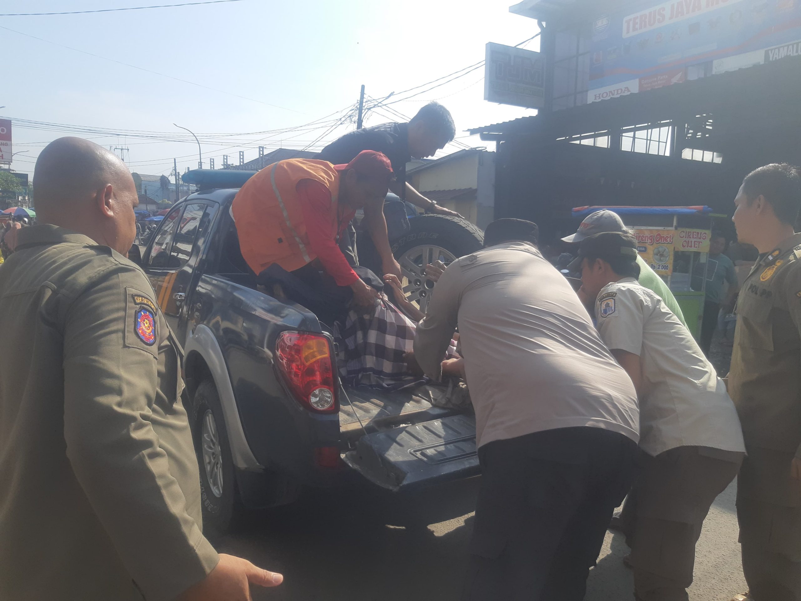 Respon Cepat Dumas Melalui 110 Polsek Rangkasbitung Polres Lebak Evakuasi di Duga ODGJ Bersama Satpol PP Kabupaten Lebak