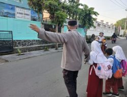 Cegah Lakalantas,Kanit Binmas Polsek Rangkasbitung Polres Lebak Gatur Lalin dan Sebrangkan Anak Pelajar SDN 1 Jatimulya