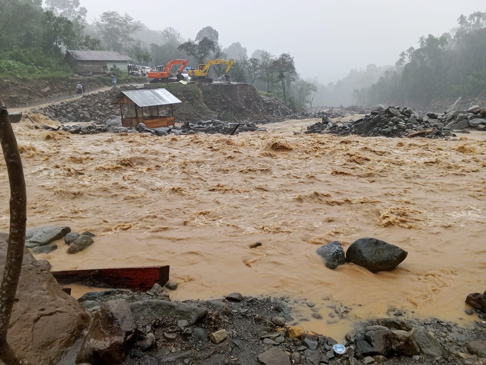 Akses Jalan Wih Porak Kembali Lumpuh, Luapan Sungai Rendam Badan Jalan