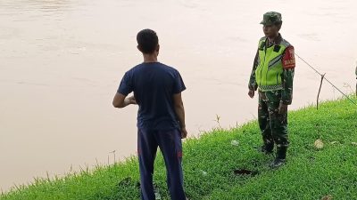 Guna Antusipasi Banjir, Babinsa Aktif Laksanakan Patroli Bencal