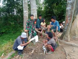 Babinsa Silaturahmi Lewat Komsos Bersama Warga Desa Bukit Suban