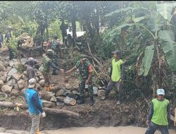 Babinsa Bersama Warga Gotong Royong Bangun Talud Jalan