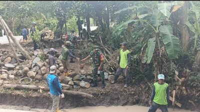 Babinsa Bersama Warga Gotong Royong Bangun Talud Jalan