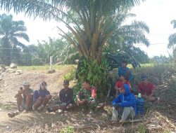 Babinsa Koramil 420-04/Sarolangun Pererat Silaturahmi Melalui Komsos di Limbur Tembesi