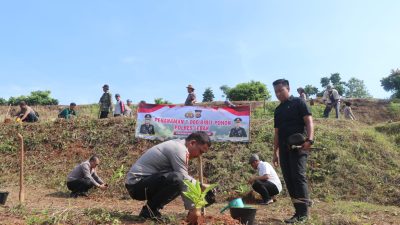 Kapolres Lebak Bersama Warga Laksanakan Penanaman Seribu Pohon di Curugbitun Kapolres Lebak Bersama Warga Laksanakan Penanaman Seribu Pohon di Curugbitun