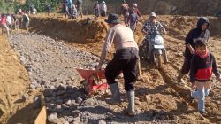 Polsek Mesidah Bersama Masyarakat Gelar Gotong Royong Perbaiki Akses Jalan Antar Desa