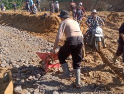 Polsek Mesidah Bersama Masyarakat Gelar Gotong Royong Perbaiki Akses Jalan Antar Desa