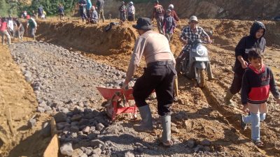 Polsek Mesidah Bersama Masyarakat Gelar Gotong Royong Perbaiki Akses Jalan Antar Desa