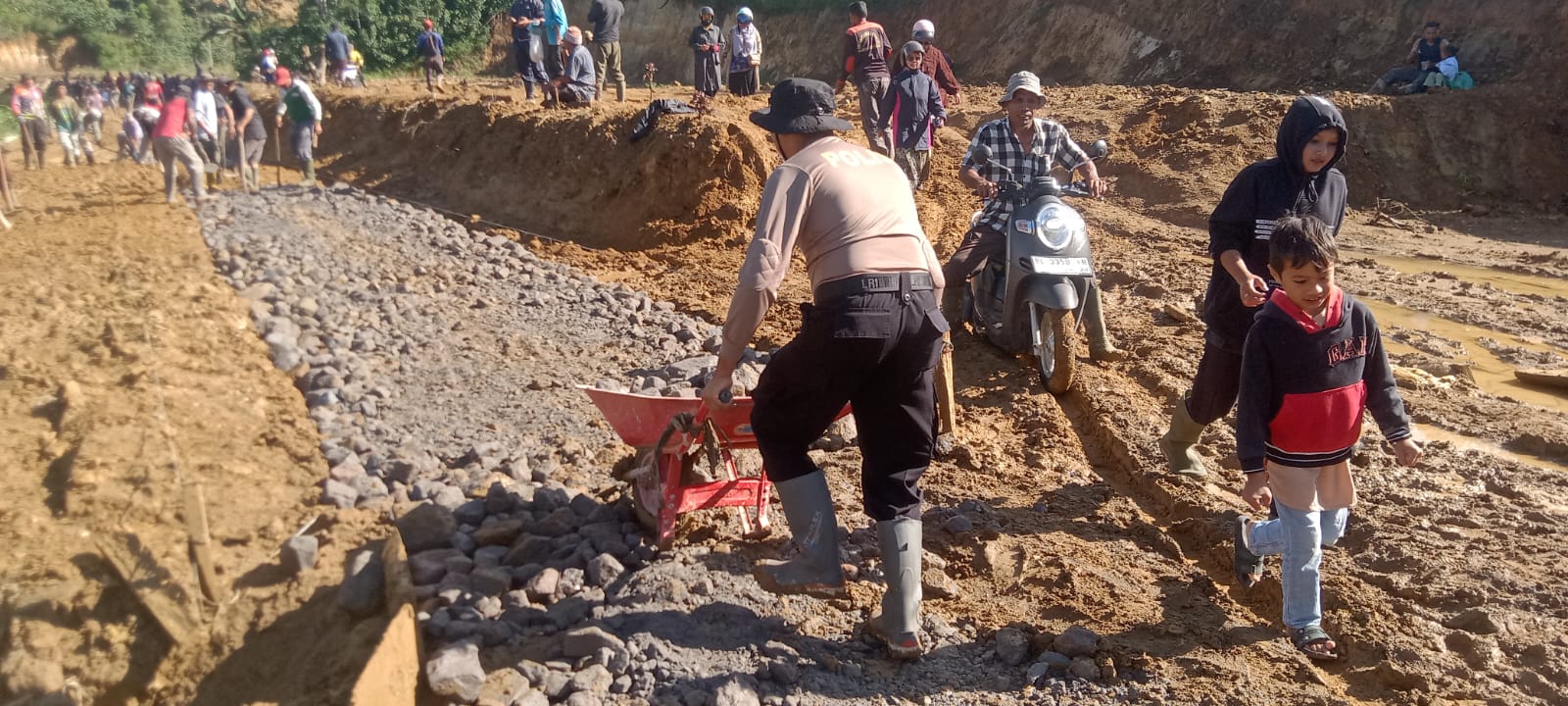 Polsek Mesidah Bersama Masyarakat Gelar Gotong Royong Perbaiki Akses Jalan Antar Desa
