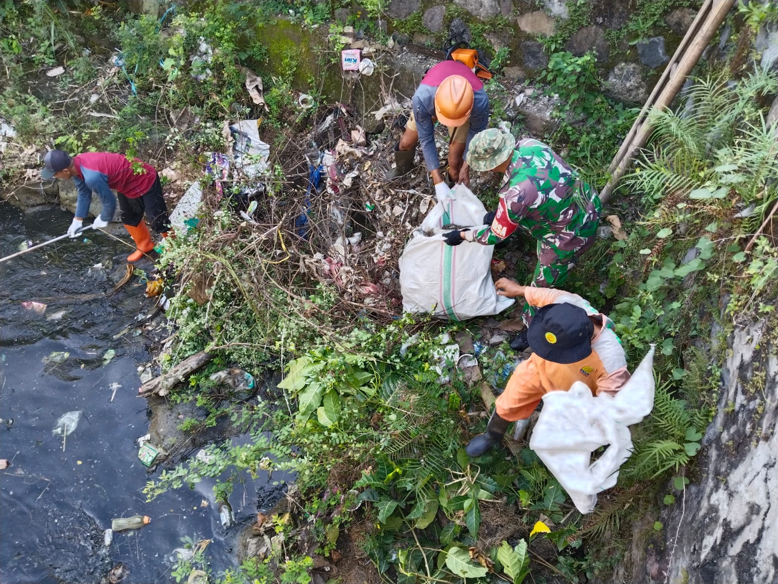 Babinsa Ajak Warga: Kebersihan Sungai Cerminan Kesehatan Masyarakat 