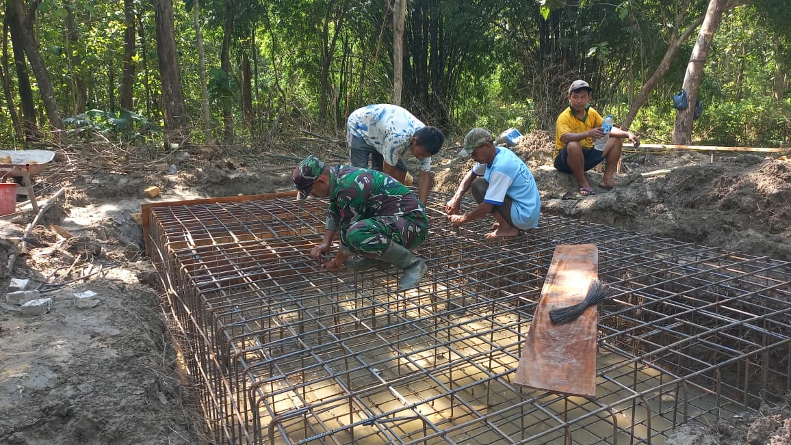 Anyaman Besi Jembatan Garuda Mulai Dibentuk, Gotong Royong TNI dan Warga Cerme Kian Solid