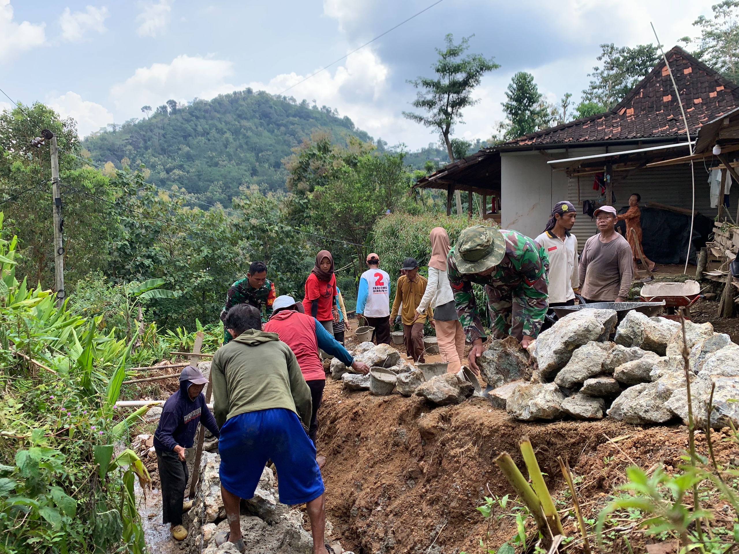 Kemanunggalan TNI Dan Masyarakat Sudah Terlihat Saat Pra TMMD